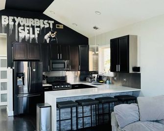 Spacious 3br Apartment With Patio & Bbq, Minutes From Downtown & Cta! - Chicago - Cocina