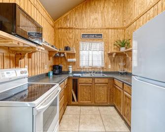 Cabins by the Frio River - River Rock Cabin #2 - Concan - Cocina