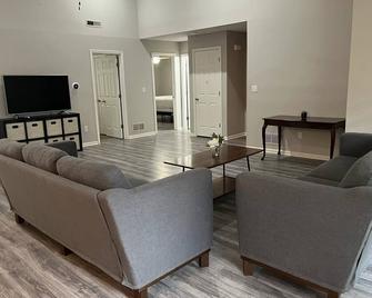 Pet-Friendly SW Home, 13 Mins to Mizzou - Columbia - Living room