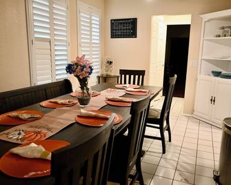 Spacious 3br Furnished Home: Bar, Sunroom & Bonus Rooms - Live Oak - Comedor
