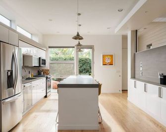 Family-Friendly Ob Family Home - San Diego - Kitchen