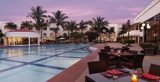 Lemon Tree Hotel, Aurangabad - ออรังคาบัด - สระว่ายน้ำ