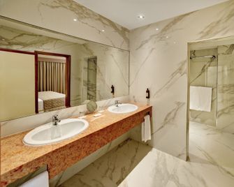 Hotel Alisios - Albufeira - Bathroom