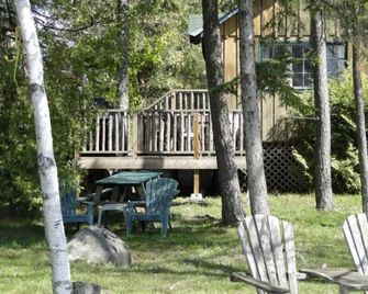Relaxing Hot Diggity Dog Cottage Retreat at the Lake Edge Cottages! - Lakefield - Patio
