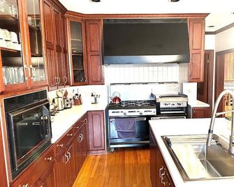 Spacious Colonial Farmhouse on 240 Acres - Mexico - Cocina