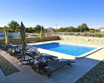 Holiday House Lana - Malinska - Pool