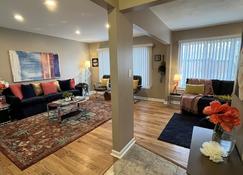 Calm & Cozy 3br King Bed Free Wifi Washer & Dryer - Clinton Township - Living room