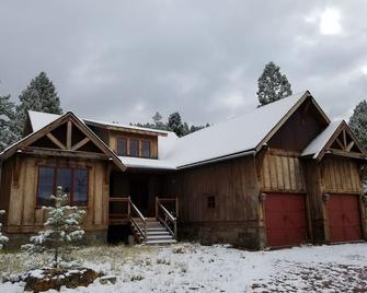 Lake Or Skiing Getaway. Upstairs Only 295/Night Or Entire House 495/Night - Anaconda - Gebäude