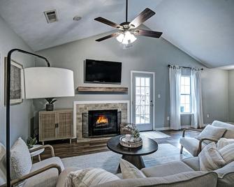 Quiet Getaway Near the Reservoir - Flowood - Living room