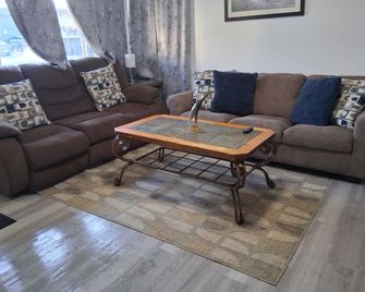 Cozy 2BD house A Russian Jack - Anchorage - Sala de estar