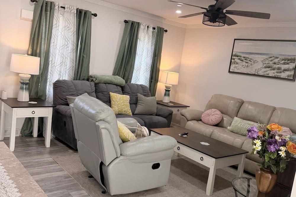 School Village Walk-in shower and jetted tub - Elizabethtown - Вітальня