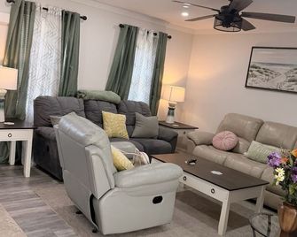 School Village Walk-in shower and jetted tub - Elizabethtown - Вітальня