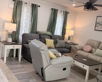 School Village Walk-in shower and jetted tub - Elizabethtown - Вітальня
