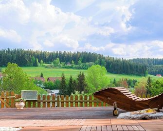 Entire House in Schwarzwald with mountain view, private Sauna, Gym, Garden and Terraces - Unterkirnach - Balcon