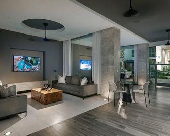 Deluxe Mission Valley 1BR w/ Gym, W/D & Pool, nr shops, by Blueground - San Diego - Living room