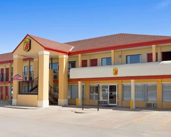 Super 8 by Wyndham Woodward - Woodward - Rakennus