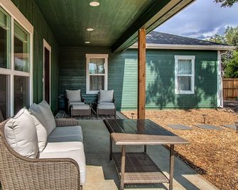2020 modern farmhouse next to trails, near Boulder, Denver, Louisville Lafayette - Lafayette - Patio