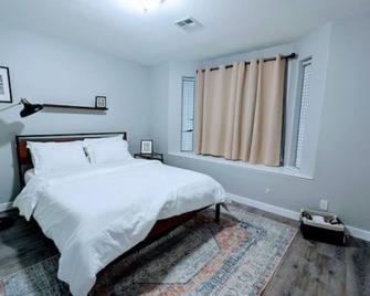Tranquil Retreat with Hot Tub - Hillsboro - Bedroom