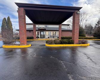 Baymont Inn & Suites by Wyndham Richmond - Richmond - Gebouw