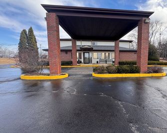 Baymont Inn & Suites by Wyndham Richmond - Richmond - Gebouw