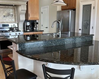 Custom Home fully equipped kitchen / BBQ / Patio / Wifi and much more. - Pahrump - Keuken