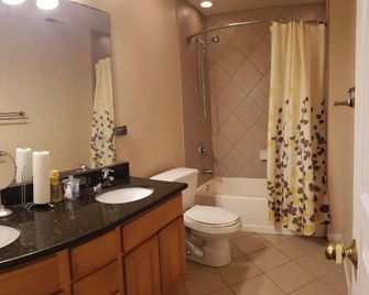 The Valley View 2 Bedroom Suite with Kit and Private Entry - Bolingbrook - Badkamer