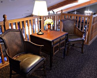 Fossil Creek Hotel And Suites - Russell - Lobby