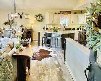 Home in Mill Spring/Hendersonville no Hurricane damage - Mill Spring - Cocina