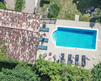 Spacious and modern gîte in a quiet city centre - La Roche-Chalais - Piscina
