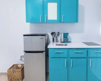 Cozy Studio Type Apartment Across Jobos Beach, Isabela. Wifi & A/C. - Isabela - Cocina