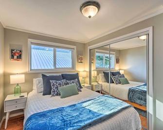 McKees Beach House with Ocean Views, Hot Tub! - Stanwood - Habitación