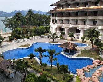The Orient Star Resort Lumut - Lumut - Pool