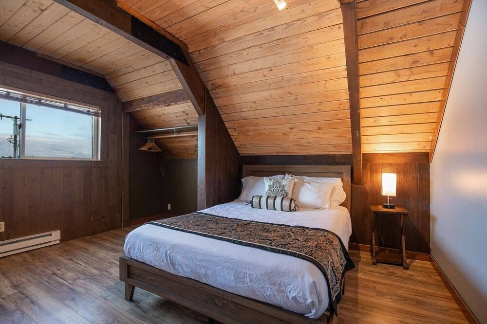 Captain's Quarters - Luxury Apartment in Hotel Near Beach, Jetted Tub, Fireplace, Pet Friendly - Ocean Shores - Chambre