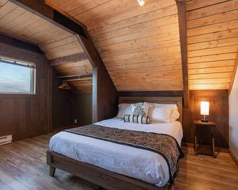 Captain's Quarters - Luxury Apartment in Hotel Near Beach, Jetted Tub, Fireplace, Pet Friendly - Ocean Shores - Soverom