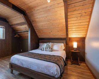 Captain's Quarters - Luxury Apartment in Hotel Near Beach, Jetted Tub, Fireplace, Pet Friendly - Ocean Shores - Chambre