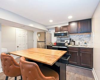 \n\nChic Studio Basement Separate Private Entrance w/ Shared Washer & Dryer - Baltimore - Kitchen