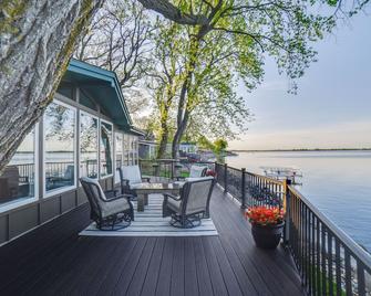 Dreamy Lake Poinsett Cabin with Deck, Dock and Views! - Arlington - Balcón