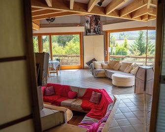 Hexagonal apartment with balcony and garden 3 minutes from the lake - Sciez - Living room