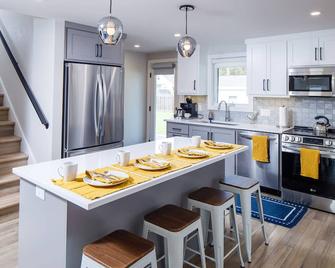 Gold Getaway by Simple Life Rentals - Green Bay - Kitchen