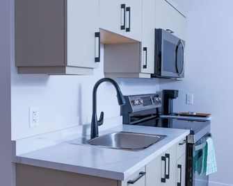 Honeycomb Suite - Riverview - Kitchen