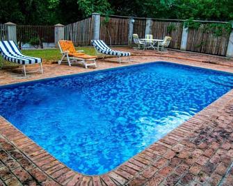White House Lodge - Victoria Falls - Pool