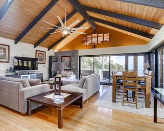 Kailua-Kona House with Balcony and Ocean Views! - Kailua-Kona - Living room