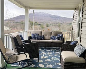 Welcome to Marion Manor: French Country Farmhouse in the Heart of the Catskills! - Stamford - Balcón