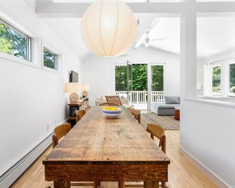 Walk to Breakwater Beach in Heart of Wine Country - Mattituck - חדר אוכל