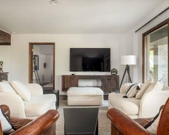 Mountain view with nearby waterfall and hiking - 10 min to Brevard - Pisgah Forest - Living room