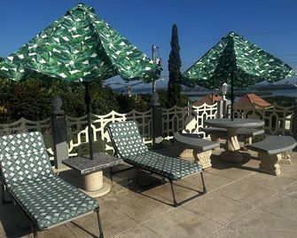 Hilltop singing bird villa - Bahía Montego - Patio