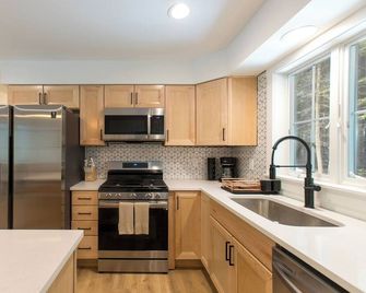 Adventure Ready Ranch Sleeps 10 & 0.7 Mi To Gb Main St. Wi-Fi + Hot Tub. - Great Barrington - Cocina