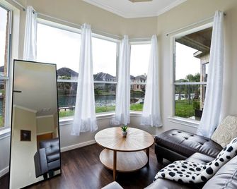 Unique Restful 3br @waterview - Cypress - Obývací pokoj