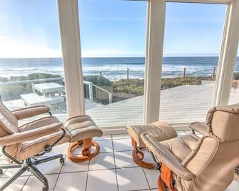 Ocean Front on Sandy Beach in Gleneden Beach! Ocean View Hot Tub! Dog Friendly! - Gleneden Beach - Balcony