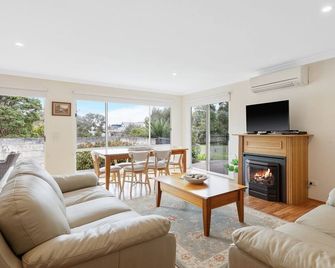 Sky Mirror Cottage - Newhaven - Living room
